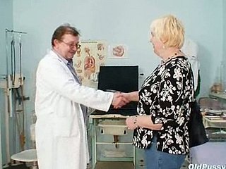 Heavy blond stepmom haarige Pussy Arzt Prüfung