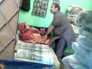 دکان میں ایک فوری بھاڑ میں پاکستانی جوڑے بالغ