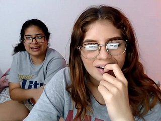 Dos latinas dweeb jugando touch disregard sus coños en cam