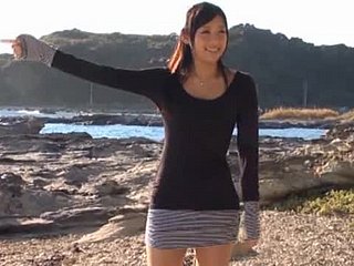 Japońska Hottie Nana Ogura dostaje jej cipkę bawiła się w jaskini