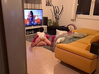 A irmãzinha excitada pegou assistindo pornô e pegou na boca