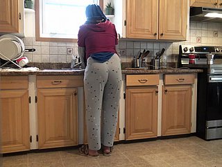 Syrische vrouw laat de 18 -jarige Duitse stiefzoon haar neuken near de keuken
