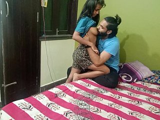 کالج ہارڈسیکس کے بعد ہندوستانی لڑکی اپنے سوتیلے بھائی کے ساتھ اکیلے گھر میں
