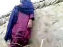 दीवार के खिलाफ पाकिस्तानी गाँव की लड़की कमबख्त छिपा