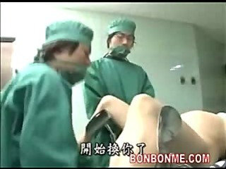 chorreo de leche embarazada MILF follada por el médico en la tableland de operaciones