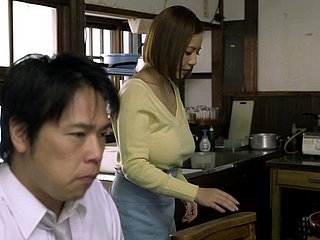 Beamy ngực milf Nhật Bản ủng hộ một người đàn ông với một titjob